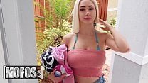 Clip Skylar Vox - это секс -девушка с кружевными брюками