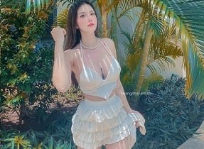 Красивая девушка показывает бабочки в супер -стимулирующей сети