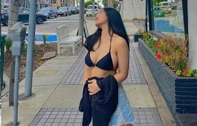 Средняя школьница была соблазнена своим парнем